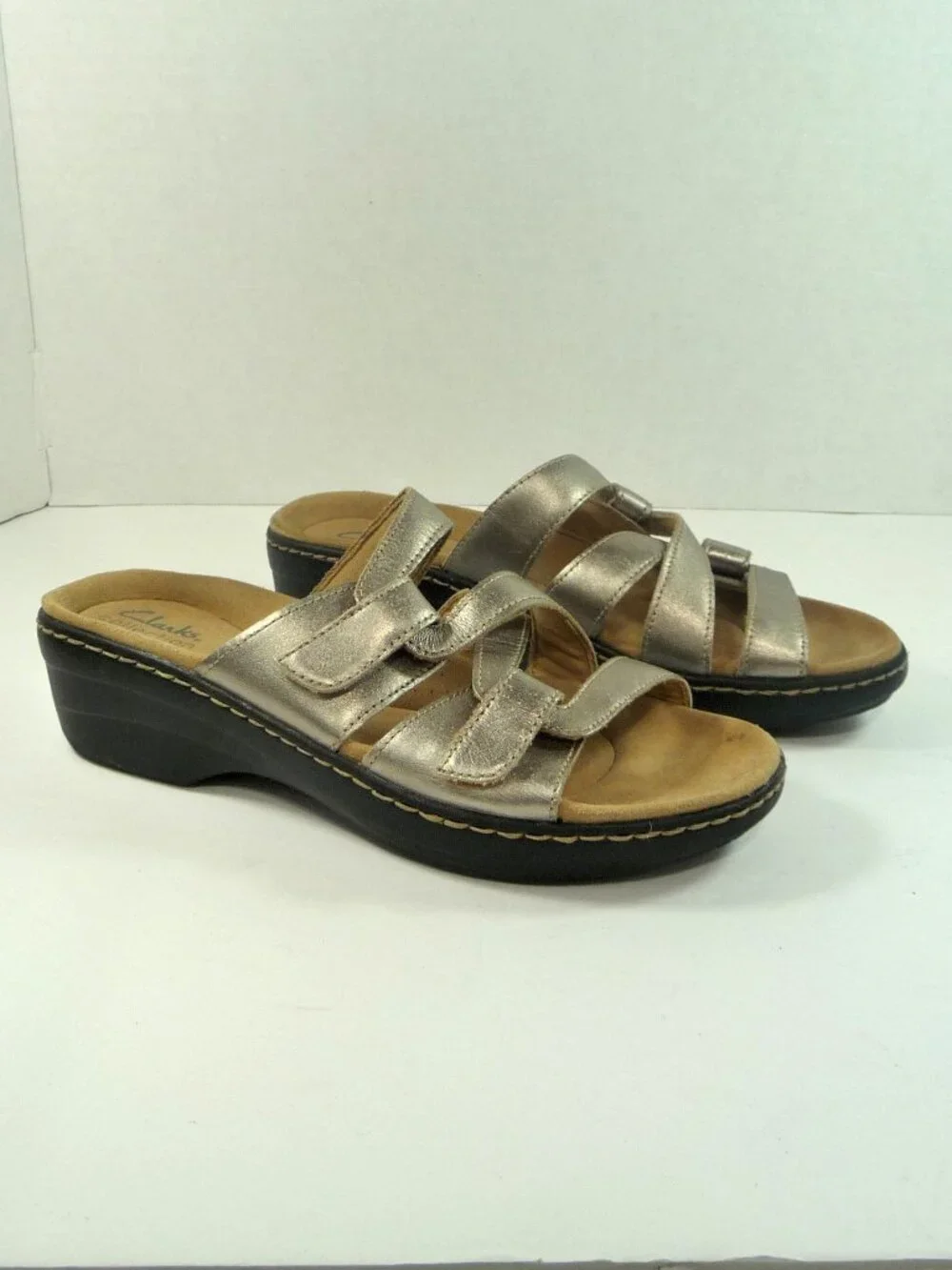 CLARKS SIZE 8 GOLD SLIDE SANDALS